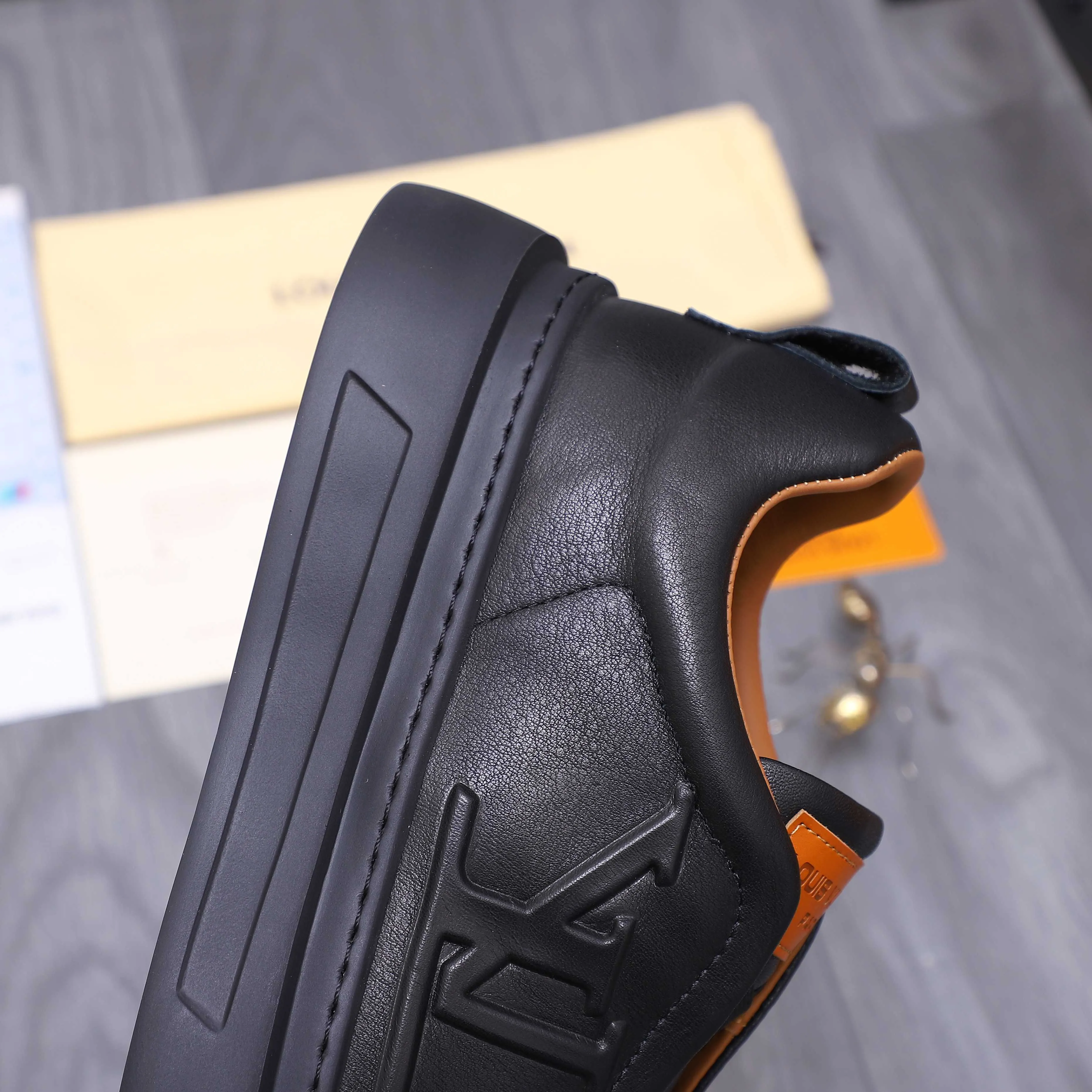 Men's shoes 💰p480 Product trademark: LV "Louis Vuitton" business casual men's shoes Regular size: 38-44 Product materials: Selected high-quality cowhide upper, cowhide lining, rubber outsole